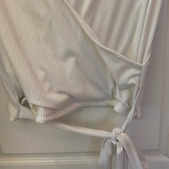 Vneck tie crop (XL) - Picture 2 of 3